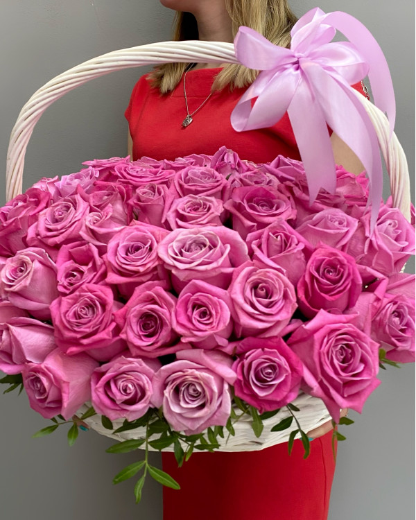 Розовые розы в корзине XL