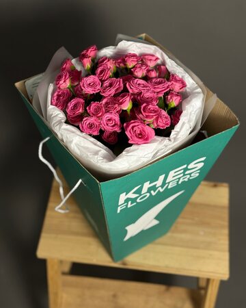 Букет 7 ярких кустовых роз (50 см)
