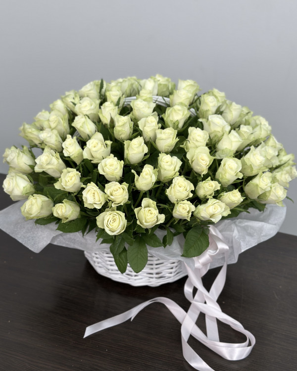 Белые розы в корзине XL