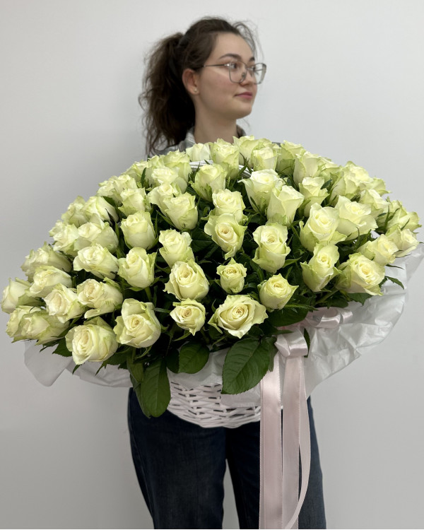 Белые розы в корзине XL