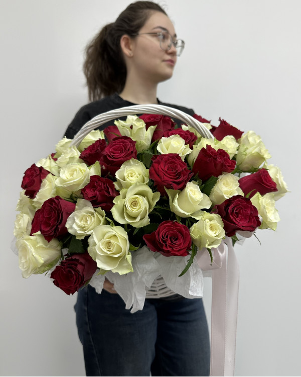 Красно-белые розы в корзине L