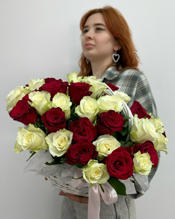 Красно-белые розы в корзине M